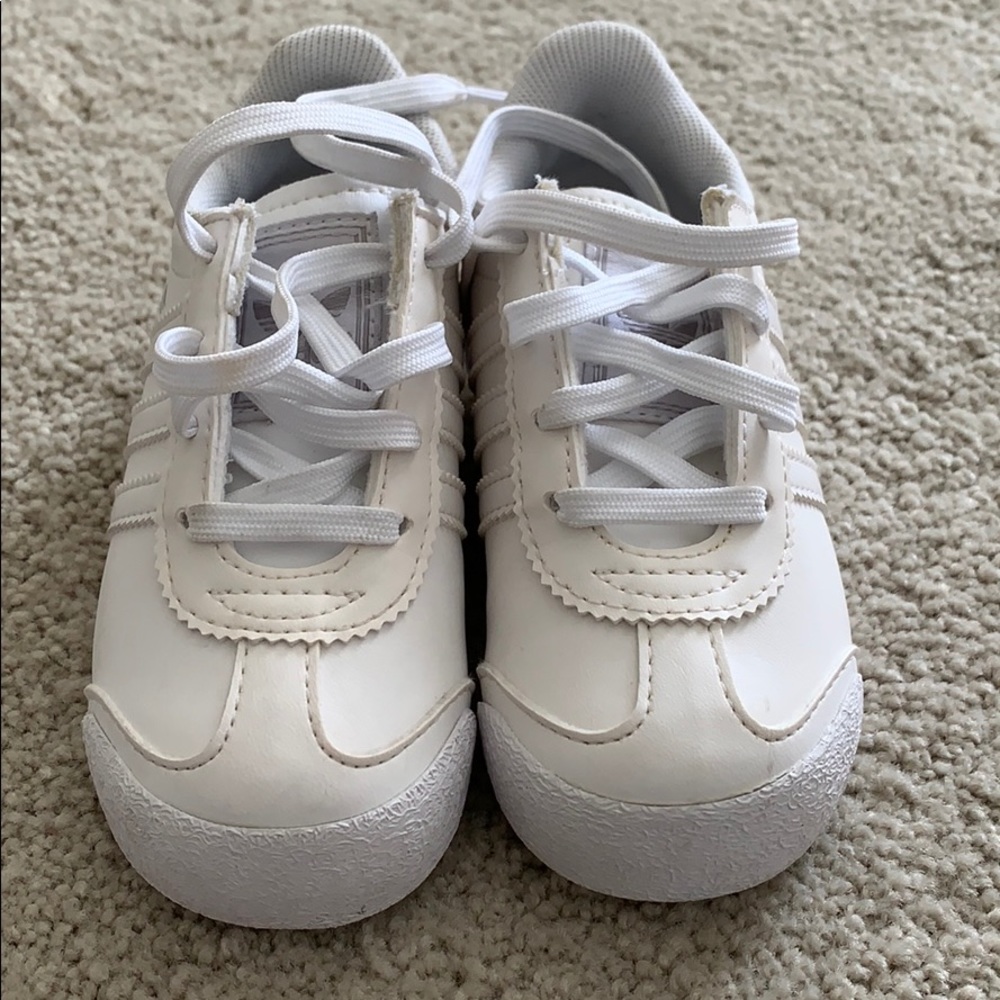 Toddler boy’s sneaker.
